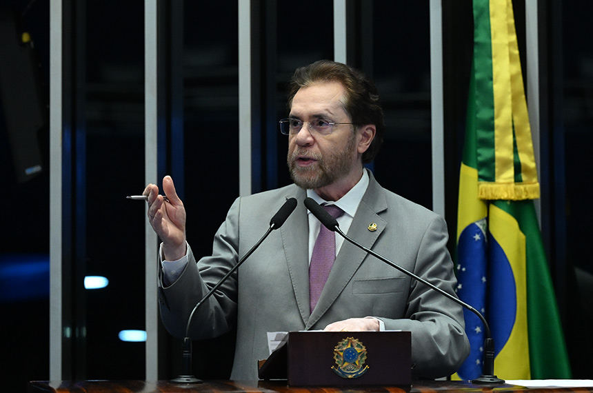 À tribuna, em discurso, senador Plínio Valério (PSDB-AM).