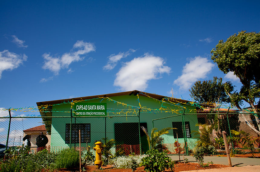 Poder público deve dar assistência integral a adolescente dependente de droga
