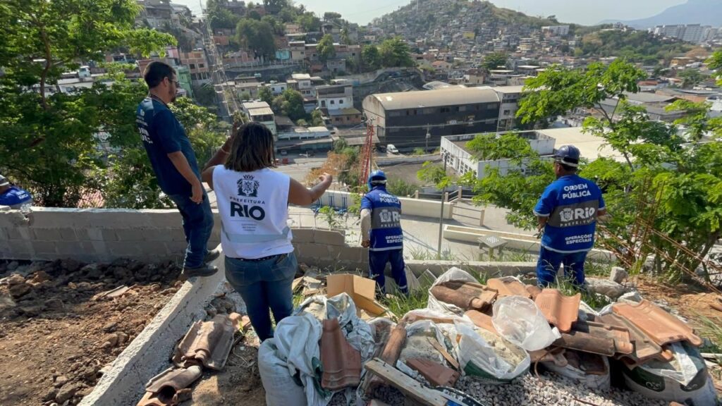 Prefeitura demole construções irregulares no Complexo do Alemão