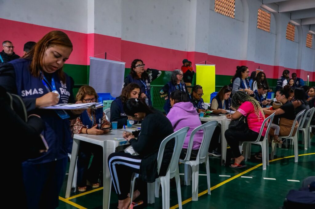 Prefeitura entrega cartões da Primeira Infância Carioca a mais de mil famílias na Mangueira e no Estácio