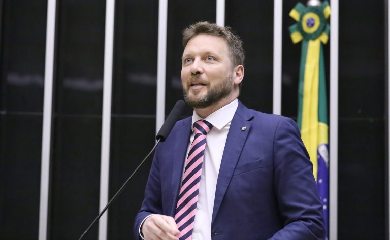 Deputado Mauricio Marcon fala ao microfone