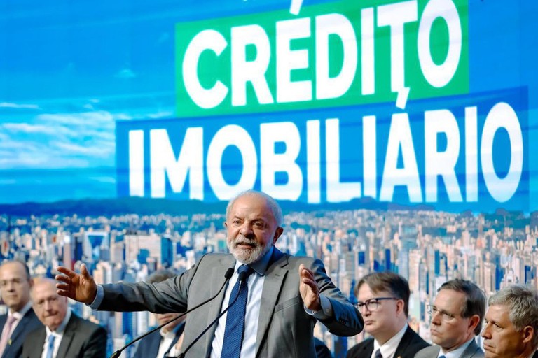 'Queremos que o povo suba um degrau a mais na escala social', diz Lula ao anunciar novo crédito habitacional