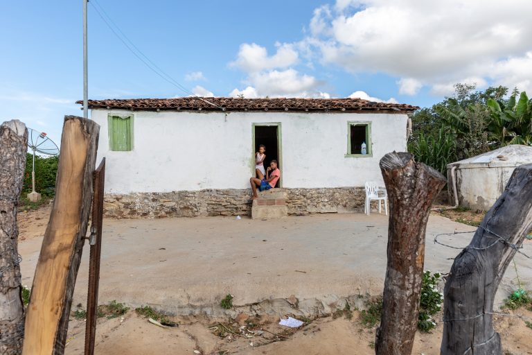 Crianças à porta de suas casas em uma comunidade quilombola