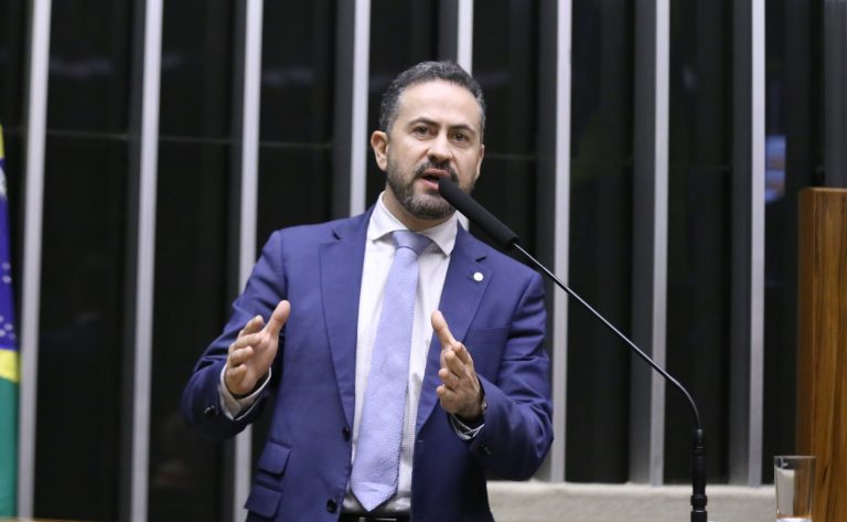 Deputado Kiko Celeguim fala ao microfone