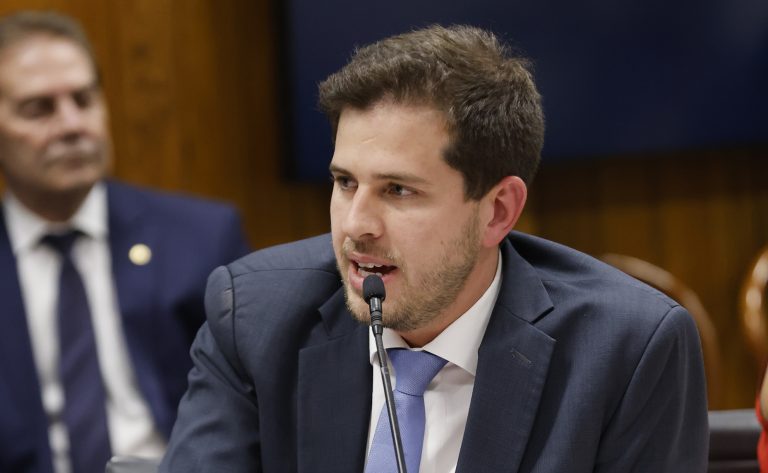 Deputado Pedro Campos fala ao microfone
