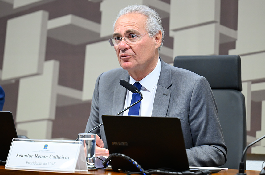 Presidente da CAE, senador Renan Calheiros (MDB-AL) em pronunciamento à mesa.