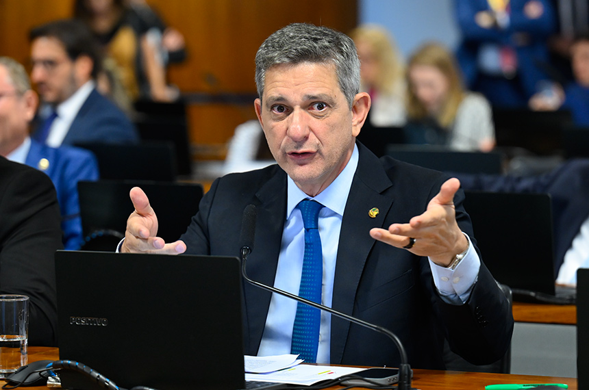 Rogério Carvalho apresenta relatório sobre PEC que acaba com a escala 6x1 — Senado Notícias
