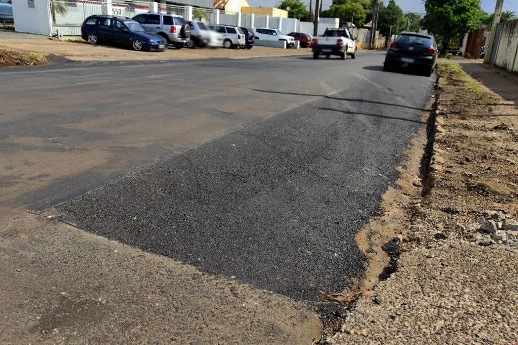 Rua das Indústrias, no Cilo III, recebe obras de recuperação asfáltica