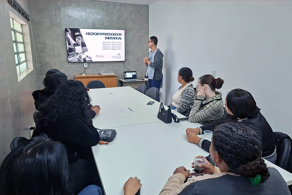 Sala do Empreendedor leva capacitação ao Clube das Mães Unidas