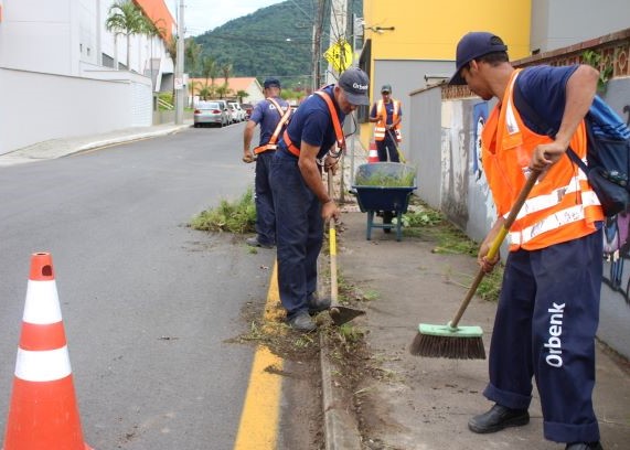 Salário mínimo rege a renda média em 93% das cidades e remunera 1/3 das pessoas