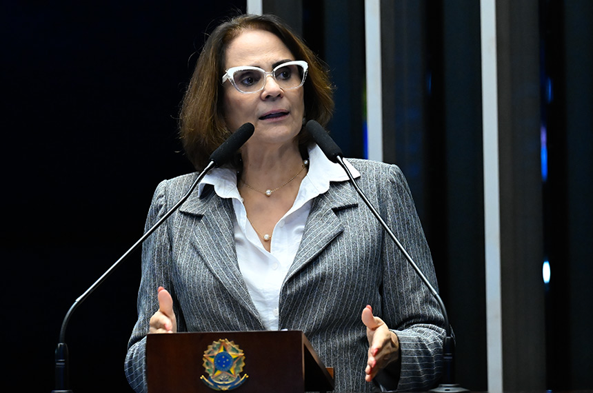 À tribuna, em discurso, senadora Damares Alves (Republicanos-DF).
