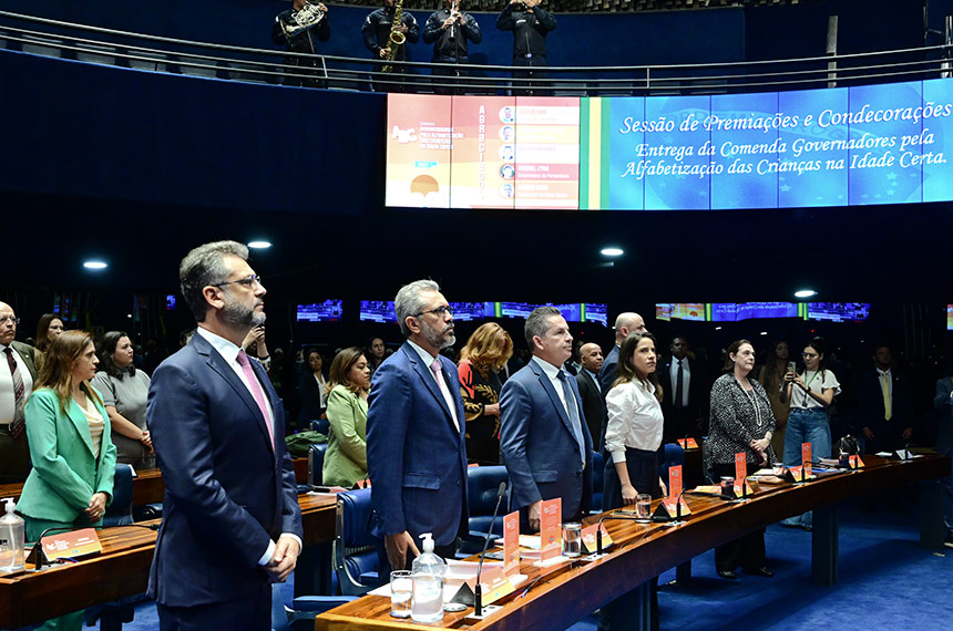 Senado premia governadores por avanços na alfabetização infantil