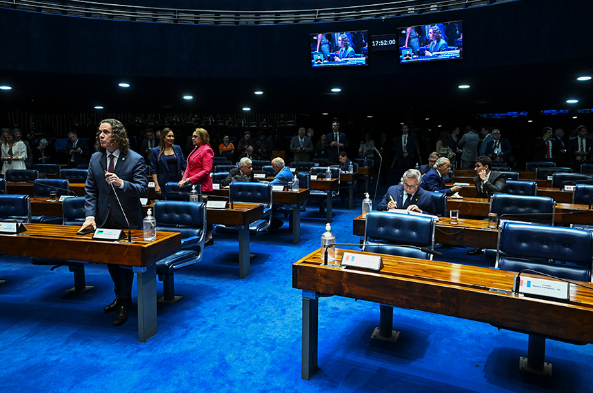 À bancada, em pronunciamento, senador Veneziano Vital do Rêgo (MDB-PB).