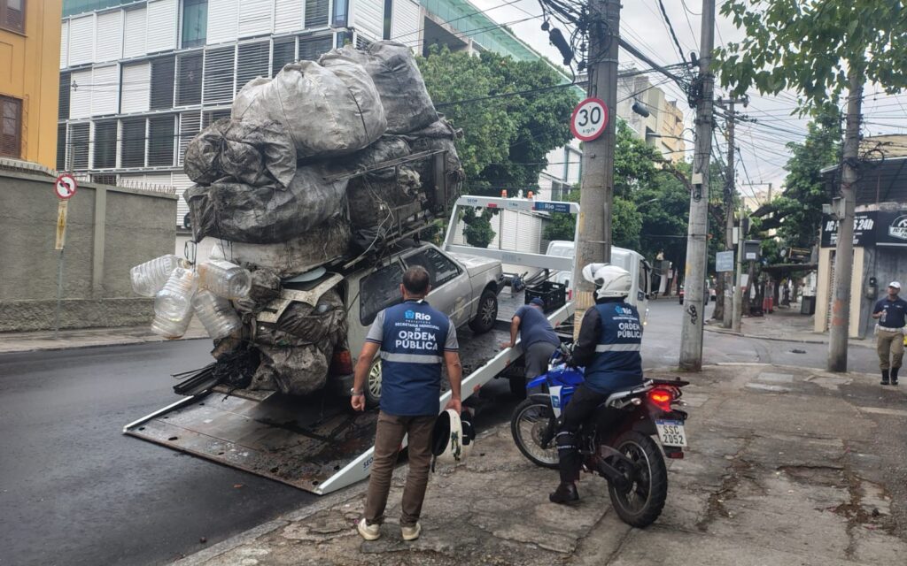 Seop e GM predem dois homens por transporte irregular de recicláveis em veículo com placa adulterada