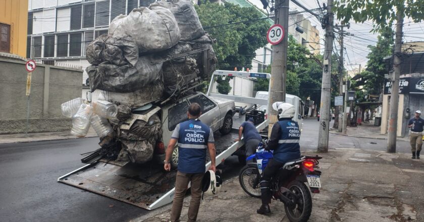 Seop e GM predem dois homens por transporte irregular de recicláveis em veículo com placa adulterada