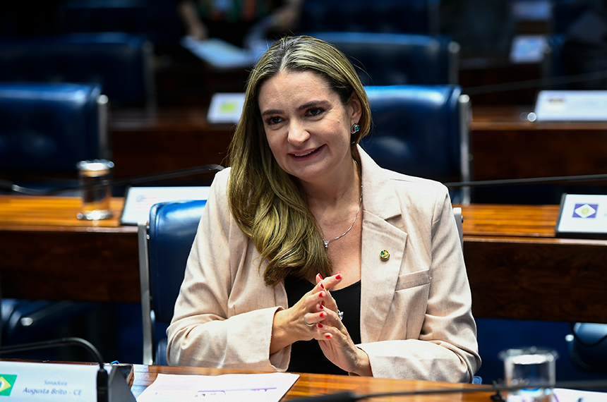 Em destaque, à bancada, senadora Augusta Brito (PT-CE).