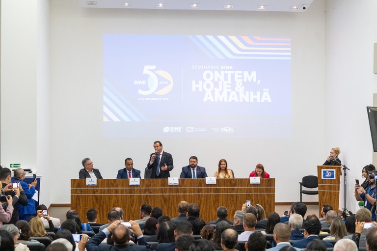Sine completa 50 anos com homenagens a servidores e mutirão de emprego