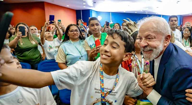 ‘Terra rara é aquela em que a gente nasce e pisa’, diz Lula a crianças e adolescentes