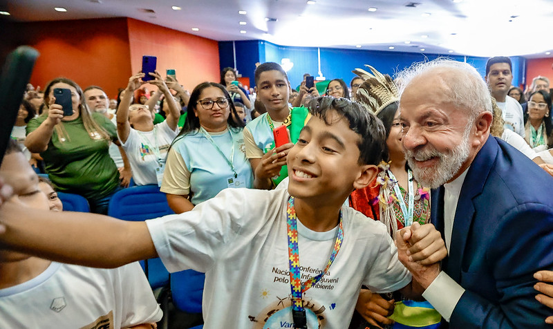 'Terra rara é aquela em que a gente nasce e pisa', diz Lula a crianças e adolescentes