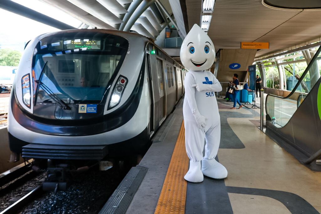 Três estações do metrô recebem pontos de vacinação nesta quarta-feira