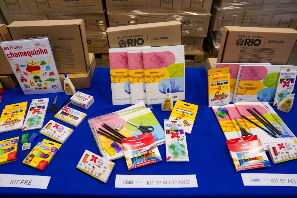 Uniformes e kits escolares para 2026 já chegaram ao centro de distribuição da Prefeitura