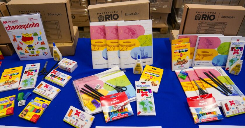 Uniformes e kits escolares para 2026 já chegaram ao centro de distribuição da Prefeitura