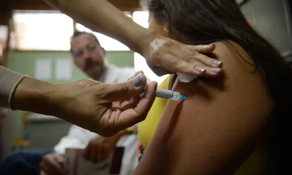 Vacina para HPV reduz em até 58% os casos de câncer do colo do útero no Brasil