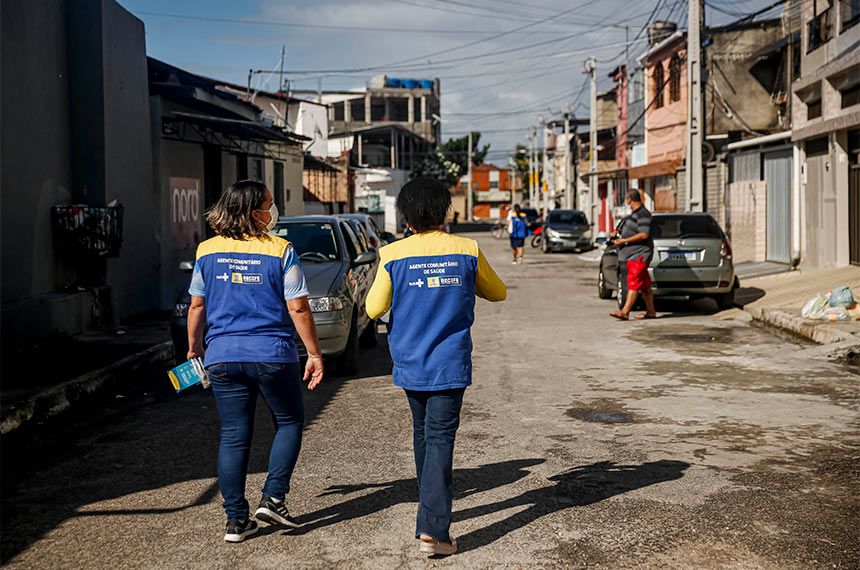 Novas localidades do Recife serão beneficiadas com as Estações Itinerantes de Orientações sobre a Covid-19 e as ações porta a porta da Prefeitura do Recife, nesta semana. Neste sábado (8), o prefeito Geraldo Julio anunciou os oito bairros que vão receber as tendas e as áreas onde haverá visita a casas de pessoas dos grupos de risco da covid-19. A Secretaria de Saúde (Sesau) do Recife também dará continuidade às ações porta a porta nas comunidades de maior vulnerabilidade da cidade, onde são entregues máscaras e kits de higiene.