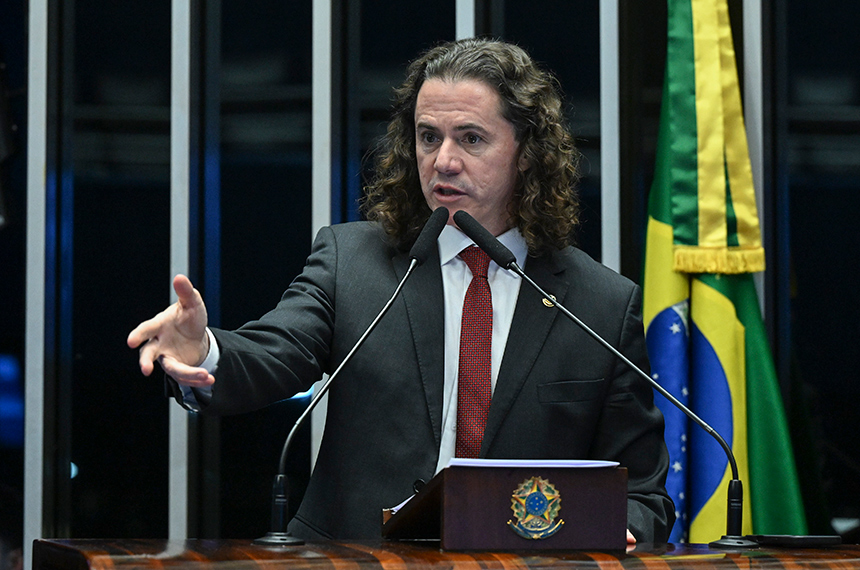 À tribuna, em discurso, senador Veneziano Vital do Rêgo (MDB-PB).
