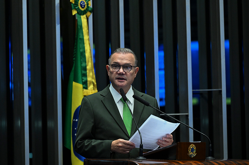 À tribuna, em discurso, senador Wellington Fagundes (PL-MT).