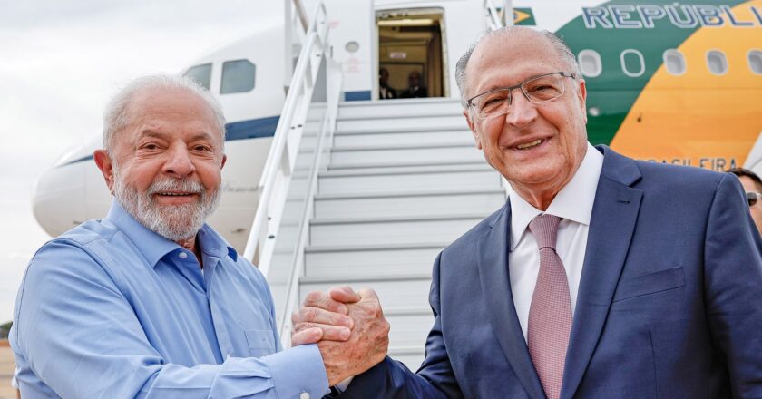 Lula participa da posse do novo presidente do Paraguai nesta terça