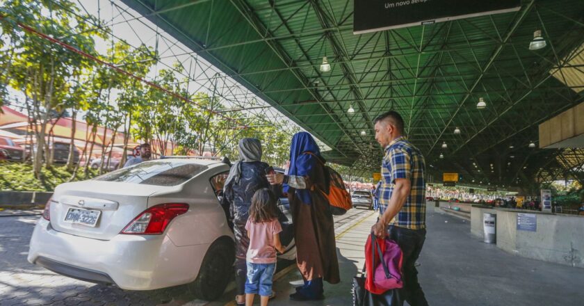 Afegã grávida acampada no aeroporto é levada a hospital por voluntário