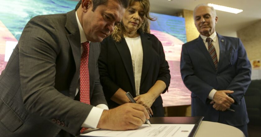 Governo assina contratos de exploração nas bacias de Campos e Santos