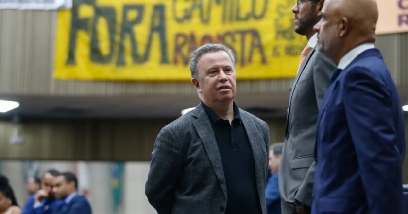 Câmara de SP cassa mandato do vereador Camilo Cristófaro por racismo