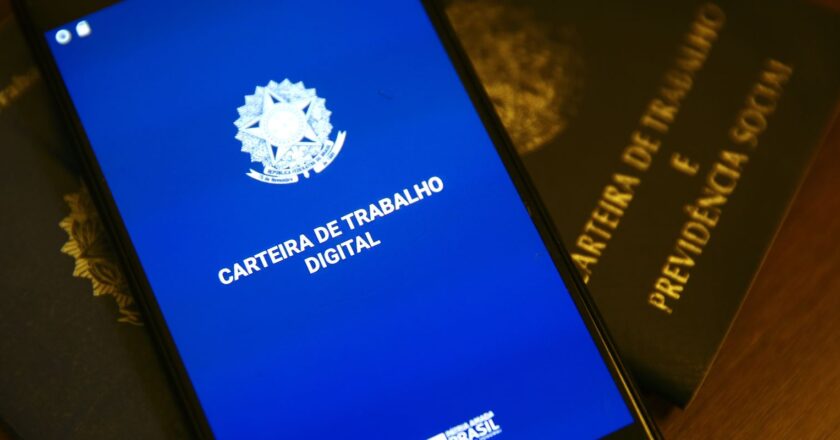 Mulheres negras recebem 48% do que ganham homens brancos