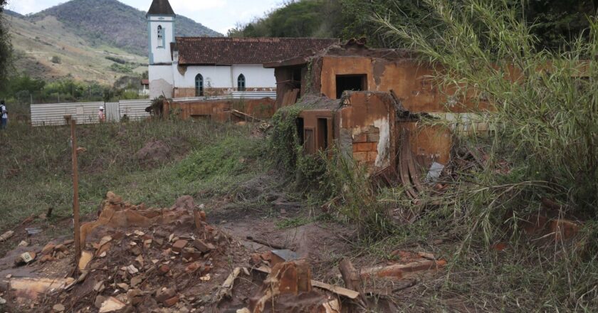 AGU pede que mineradoras paguem R$ 79 bilhões por danos em Mariana