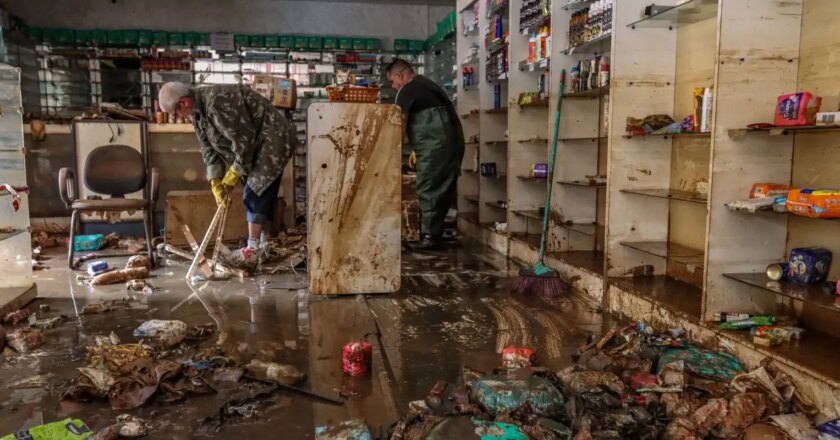Los comerciantes de Porto Alegre llevan días limpiando las tiendas