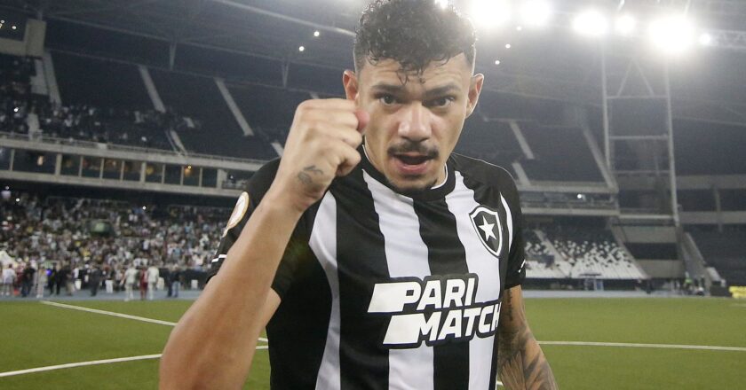 Líder isolado no Brasileirão, Botafogo recebe o embalado Coritiba