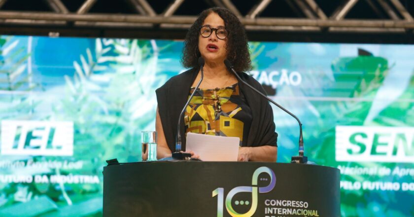 Indústria é o motor da soberania produtiva, diz ministra da Ciência