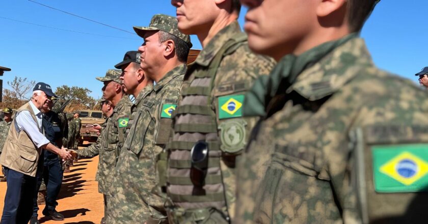 Ministro da Defesa visita local da queda de helicóptero da Marinha