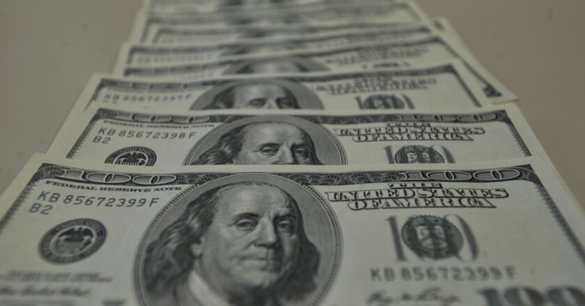 Dólar encosta em R$ 5,20 com inflação nos EUA