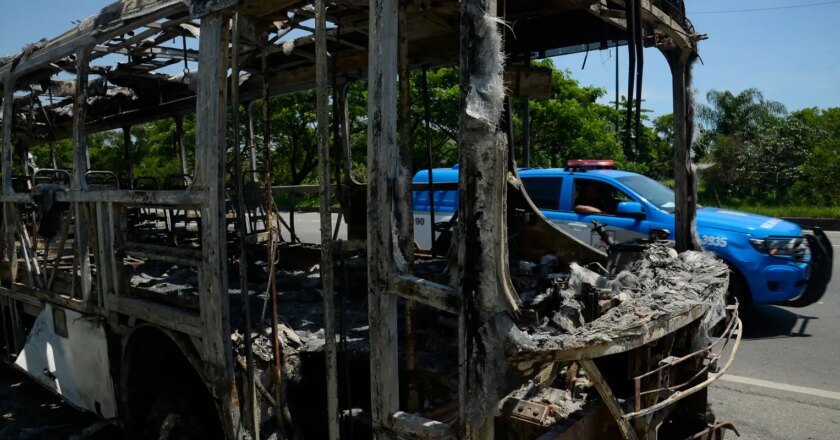 Motorista queimado após ataques a ônibus está internado no Rio