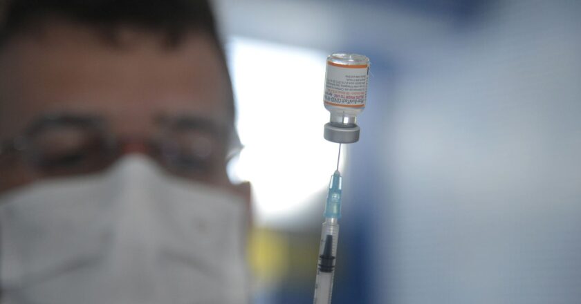 Brasil comienza a aplicar vacuna bivalente contra covid-19