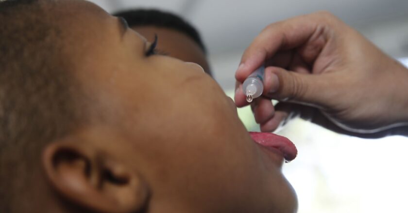 Vacinação contra poliomielite deve ser reforçada no Brasil