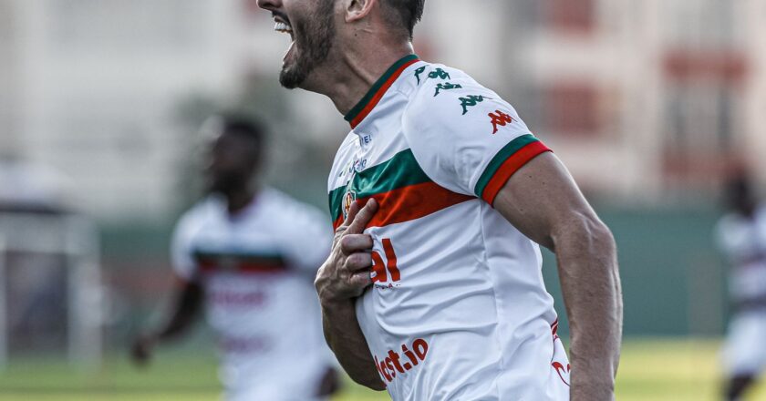 Portuguesa goleia Operário para se garantir nas oitavas da Série D