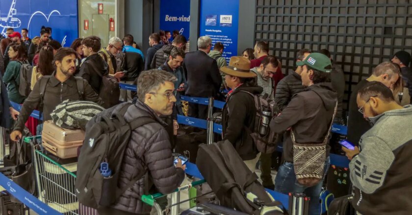 Base Aérea de Canoas recebe primeiro voo remanejado de Porto Alegre