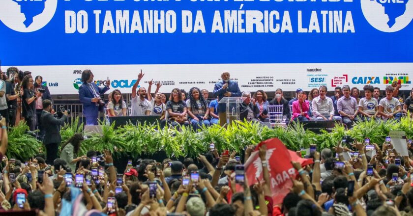 Lula participa de congresso da UNE e promete mais universidades