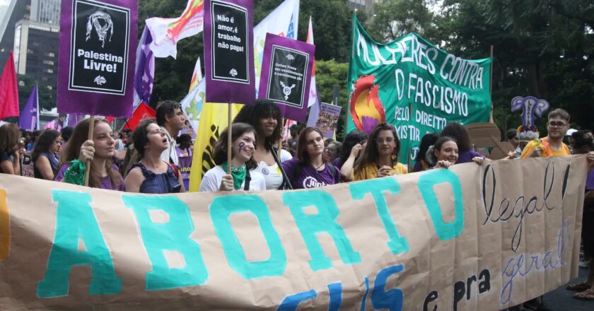 Na Paulista, marcha pede legalização do aborto e igualdade de gênero