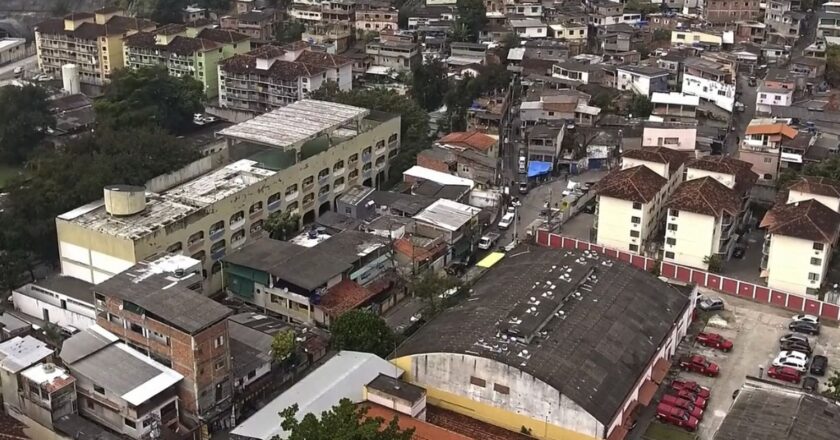 Escola pública bilíngue é cenário de documentário sobre adolescência