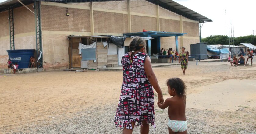 Comunidade warao enfrenta dificuldade em abrigo improvisado em Roraima